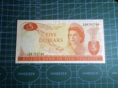 【炜奕收藏】，第五十一期 - 新西兰5元，大冠女王，品相如图