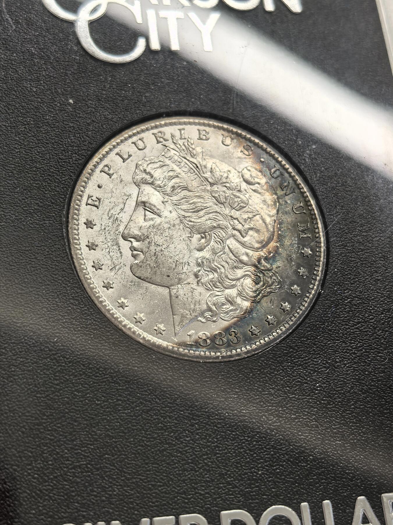 博洋堂藏家专场系列之美国钱币白金之夜专场暨第148期（全场包邮） 美国1883-CC GSA 摩根 正面有月牙形蓝彩包浆 64分的评级状态 证书和盒子齐全