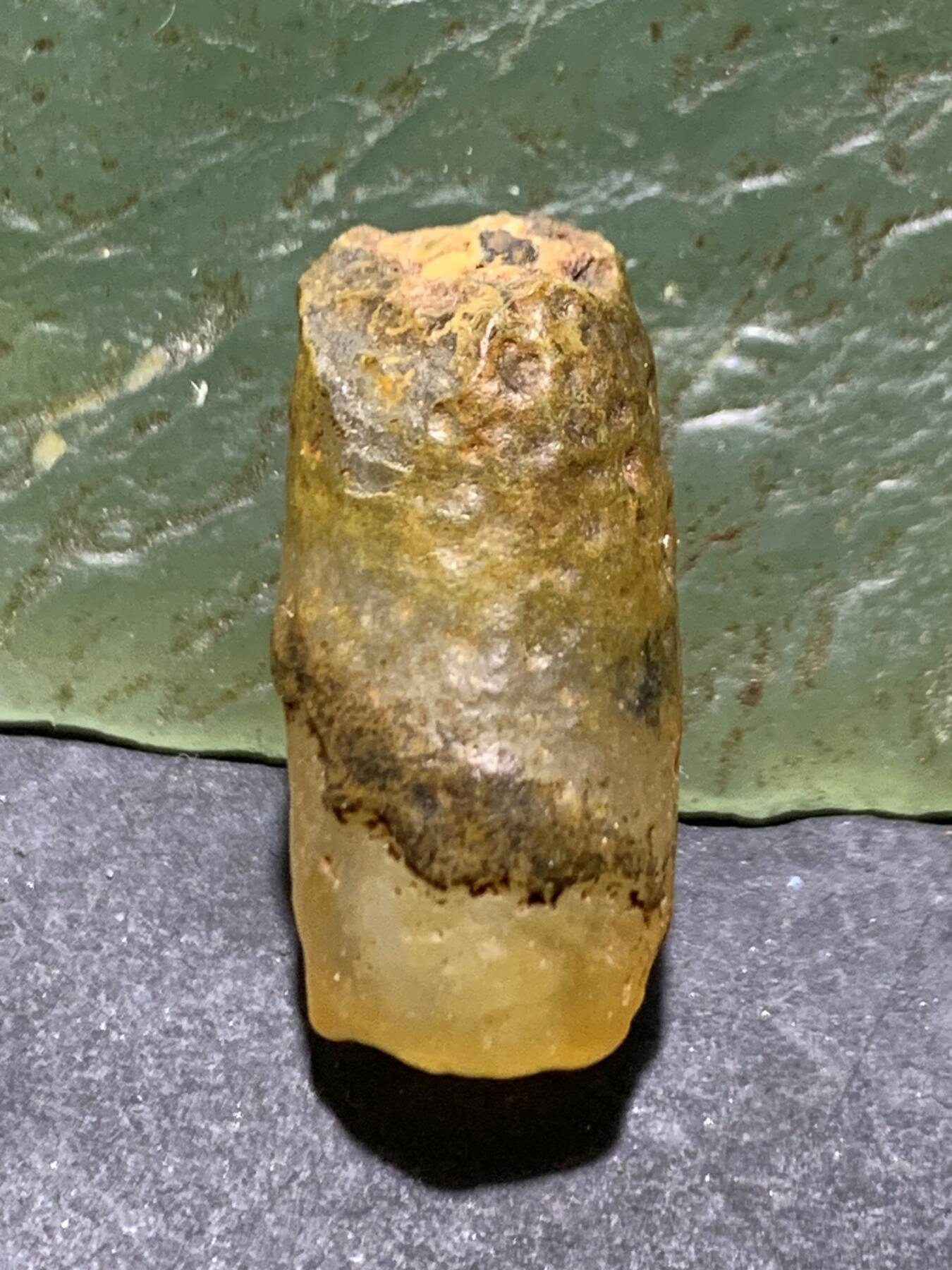 精美地表原皮阿拉善玛瑙糖心料管状筋脉石原石一颗，