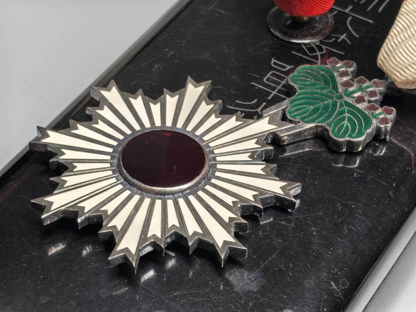 小驴勋章奖章收藏11月22日周六晚六点拍卖（珍爱和平，收藏战争，铭记历史，勿忘国耻，忠党爱国。有偿代拍，送拍规则在简介最后，参拍须阅读规则后再参拍，关系到运费包装发货时效真假辨别等关键信息，拍卖时不再发原图，看大图店主微信码在拍卖店铺介绍里）