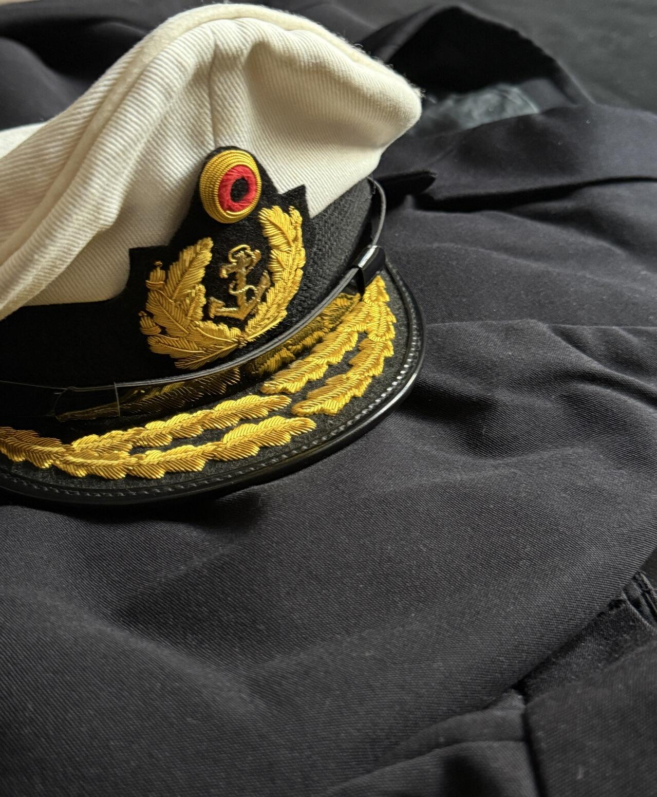 戎马世界章牌大赏第108期 西德海军制服一套，官改将衣服裤子帽子一套，帽子为emd复刻