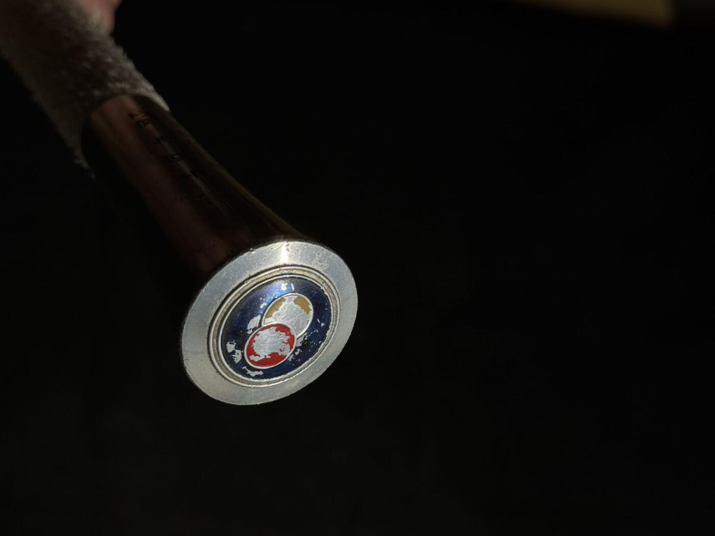 戎马世界章牌大赏第108期 韩国朴熙道大将赠予的军队指挥棒，该指挥棒由时任第26师团团长的朴熙道赠予第5师团团长白冠英，指挥棒顶端带有第26师团标志