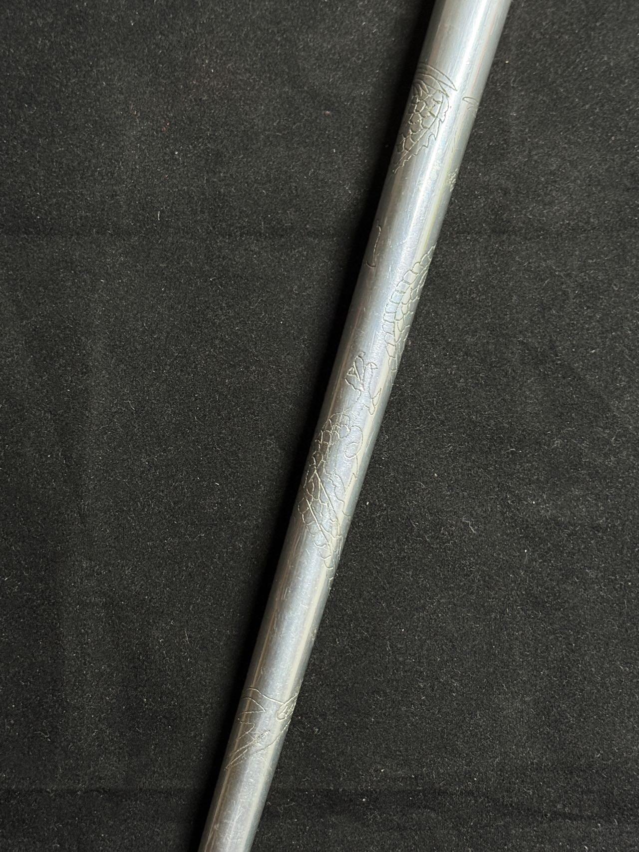 戎马世界章牌大赏第108期 韩国朴熙道大将赠予的军队指挥棒，该指挥棒由时任第26师团团长的朴熙道赠予第5师团团长白冠英，指挥棒顶端带有第26师团标志