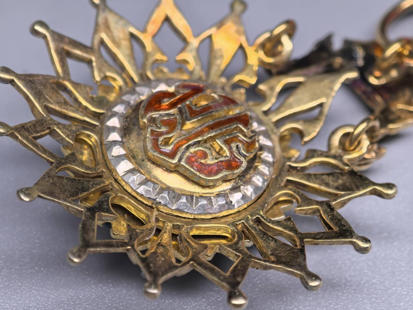 小驴勋章奖章收藏11月22日周六晚六点拍卖（珍爱和平，收藏战争，铭记历史，勿忘国耻，忠党爱国。有偿代拍，送拍规则在简介最后，参拍须阅读规则后再参拍，关系到运费包装发货时效真假辨别等关键信息，拍卖时不再发原图，看大图店主微信码在拍卖店铺介绍里） 泰国白象勋章带盒