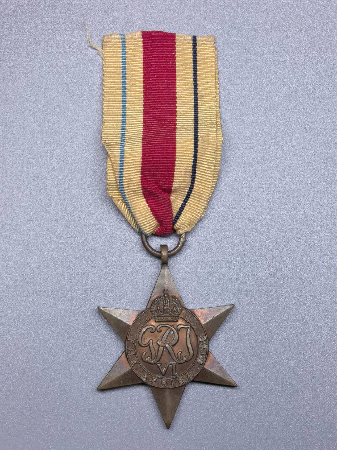 小驴勋章奖章收藏11月22日周六晚六点拍卖（珍爱和平，收藏战争，铭记历史，勿忘国耻，忠党爱国。有偿代拍，送拍规则在简介最后，参拍须阅读规则后再参拍，关系到运费包装发货时效真假辨别等关键信息，拍卖时不再发原图，看大图店主微信码在拍卖店铺介绍里） 英国二战非洲之星奖章