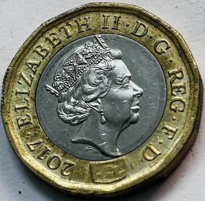 文馨钱币收藏第 282 场，【 长期接收代拍品】，加拿大老铜代用币，银币，德三系列场 - 少见原光品相老年女王 2017 年英国双金属 1 英镑，女王最后一版