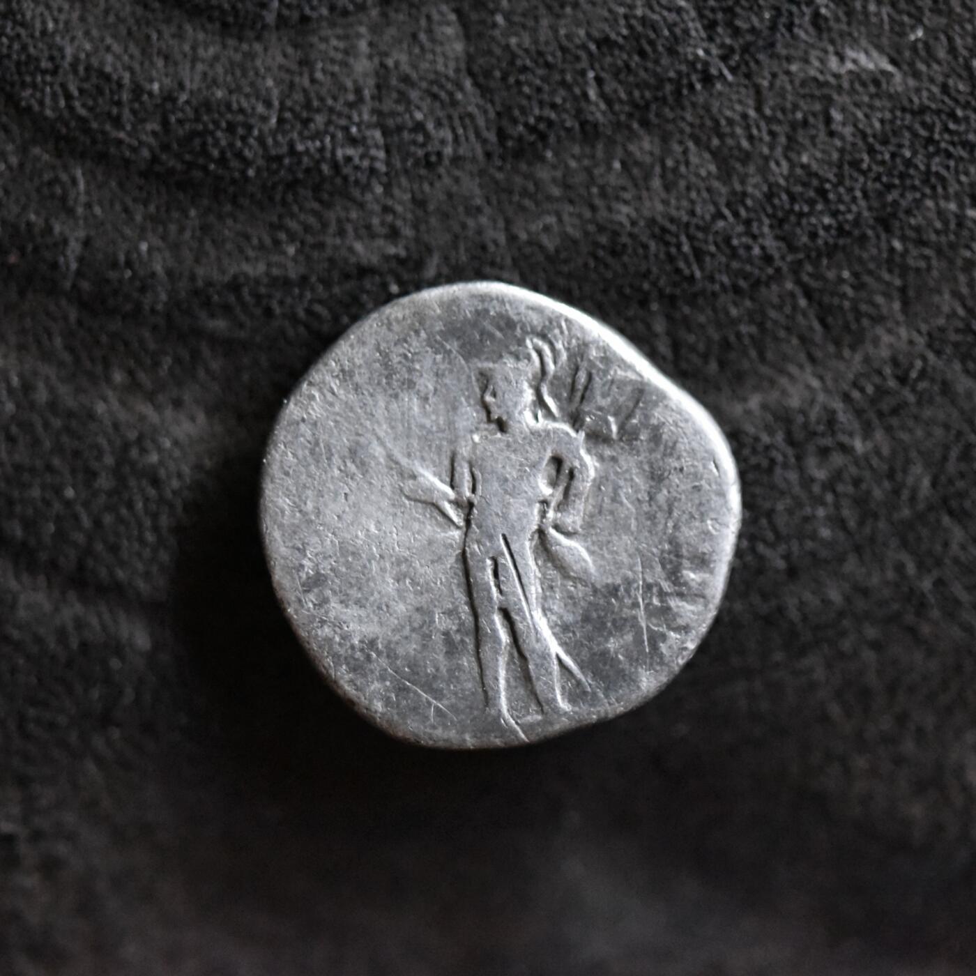 【良泉】第42期【自动场】12月4日晚19.30点开拍！99枚域外古代钱币专场  公元77-78 年【古罗马】 弗拉维王朝第一位皇帝——韦帕芗（正面铭文从右下角逆时针反写）战神玛尔斯扛战利品盔甲架，第纳尔银币，3.05克