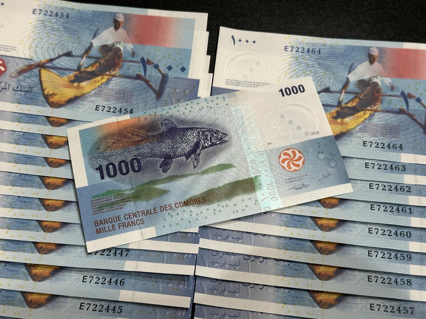 《外钞收藏家》第五百八十七期（精选场）（本平台长期征集拍品、欢迎藏友们联系合作） 2005年科摩罗1000法郎 22连号 全新UNC 尾444-455