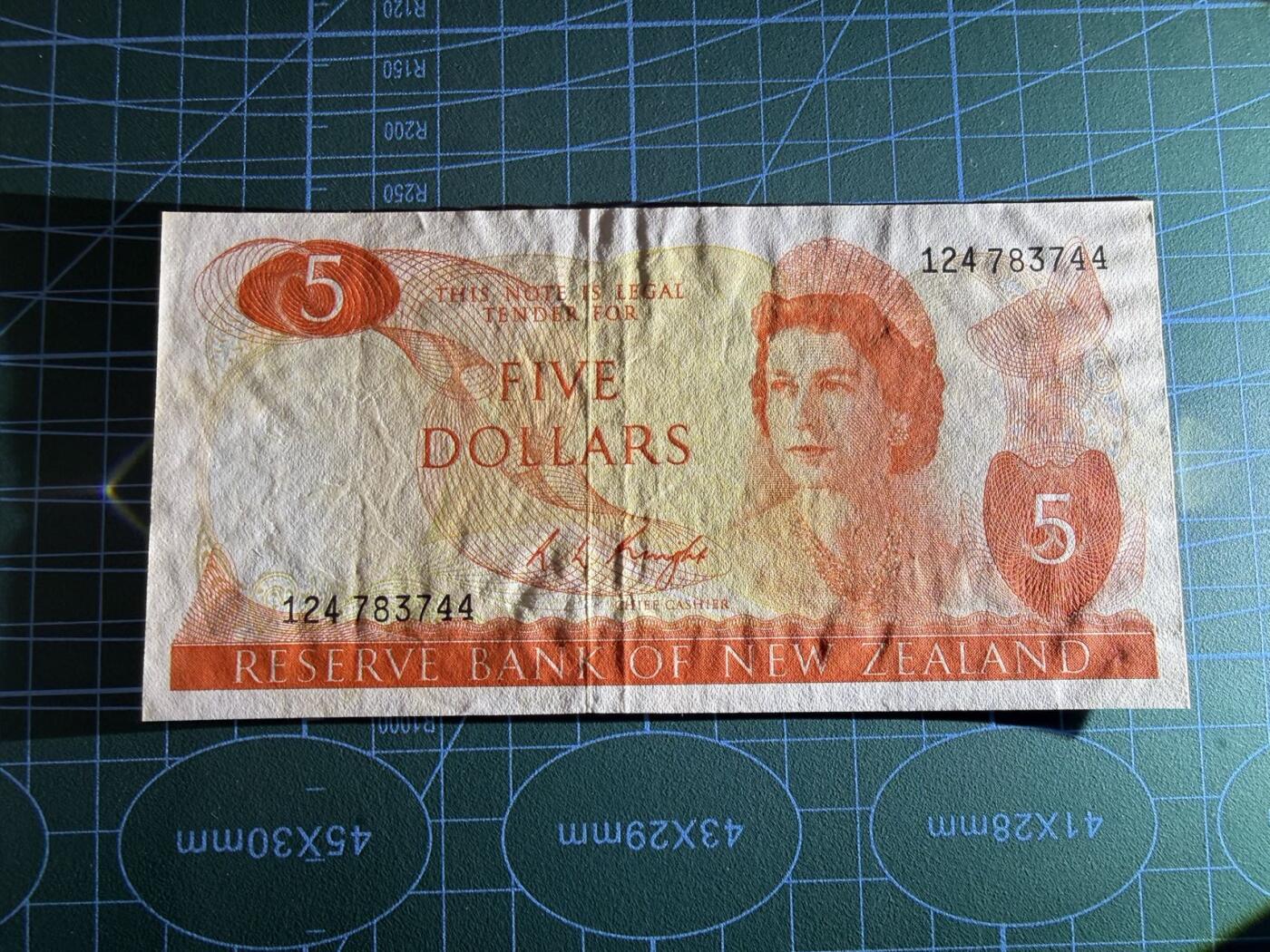 【炜奕收藏】，第五十一期 新西兰5元，大冠女王，品相如图