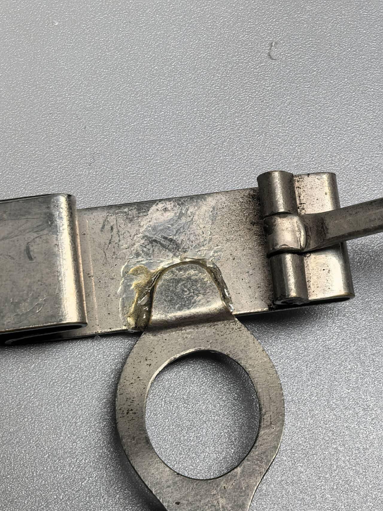 小驴勋章奖章收藏11月22日周六晚六点拍卖（珍爱和平，收藏战争，铭记历史，勿忘国耻，忠党爱国。有偿代拍，送拍规则在简介最后，参拍须阅读规则后再参拍，关系到运费包装发货时效真假辨别等关键信息，拍卖时不再发原图，看大图店主微信码在拍卖店铺介绍里） 日本战时钢制四连挂，第一个挂胶粘修补