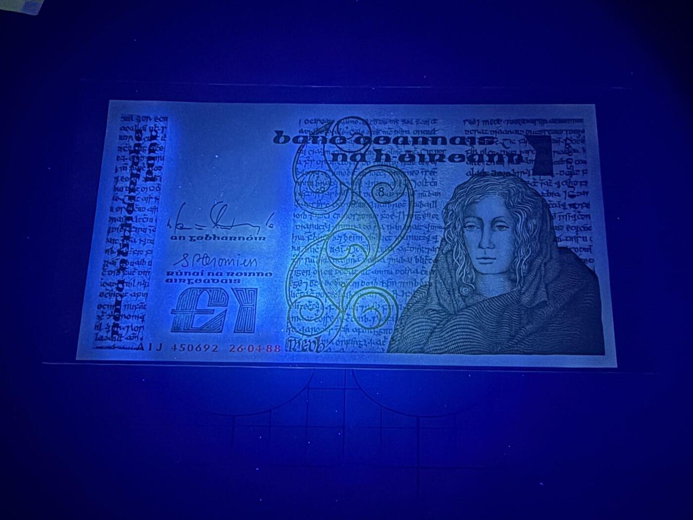 【炜奕收藏】，第五十一期 1988年爱尔兰1镑，UNC品相，邮封拆出品相，边缘有瑕疵