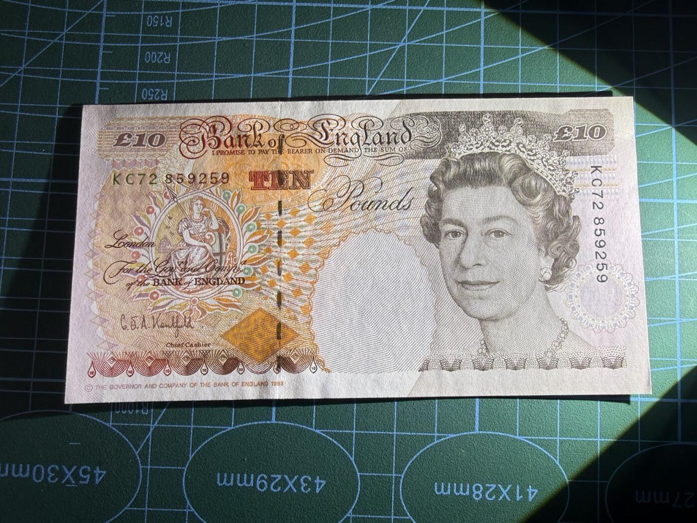 【炜奕收藏】，第五十一期 英国E序列初版数字版10镑，UNC-品相，边缘轻微潮斑