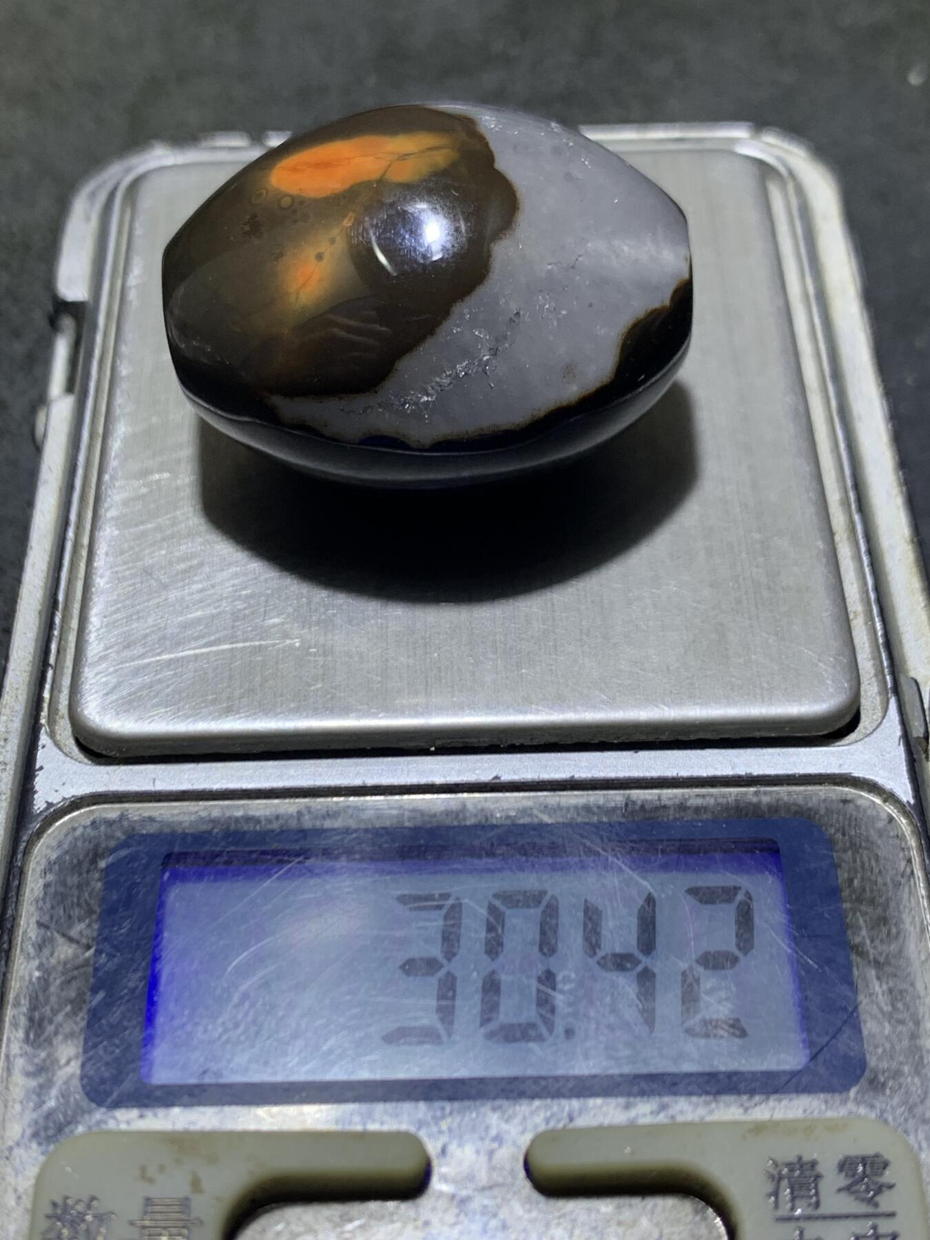 精美冰飘红黑料战国红玛瑙随形大勒子一颗！