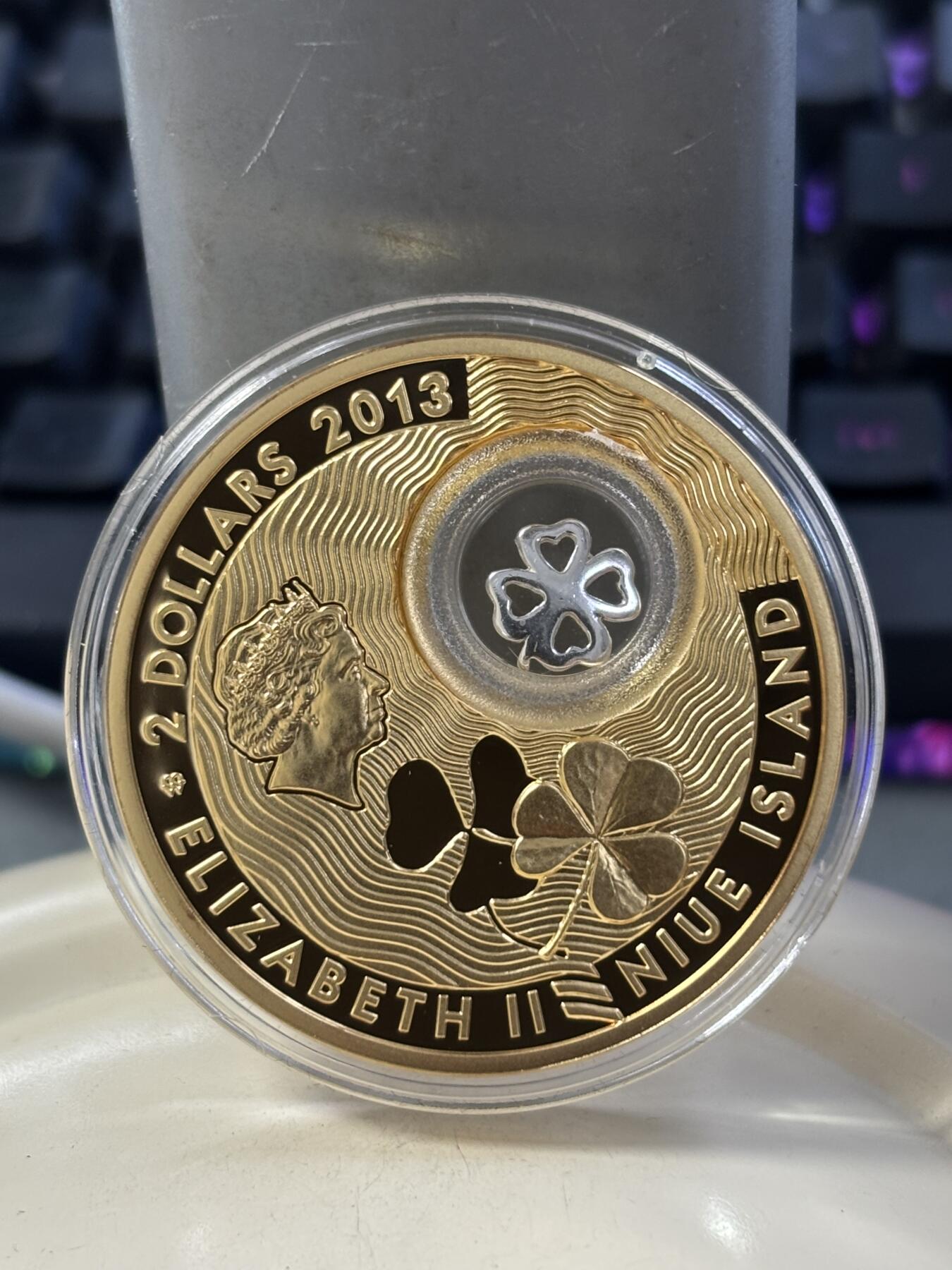 第182期拍卖 纽埃2013年幸运钱币系列镶嵌四叶草镂空镀金银币，925银，28.28克，发行22222枚