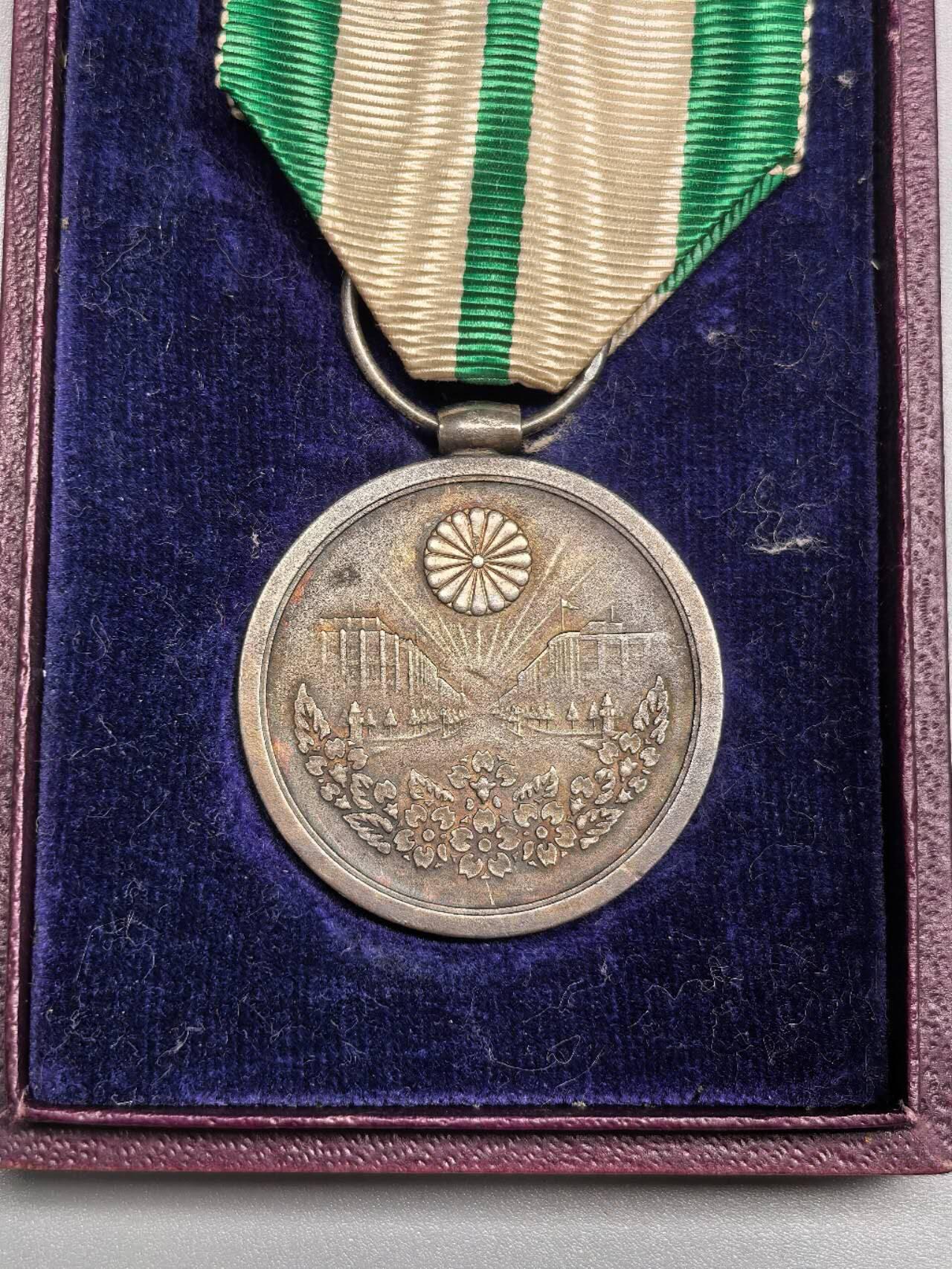 小驴勋章奖章收藏11月22日周六晚六点拍卖（珍爱和平，收藏战争，铭记历史，勿忘国耻，忠党爱国。有偿代拍，送拍规则在简介最后，参拍须阅读规则后再参拍，关系到运费包装发货时效真假辨别等关键信息，拍卖时不再发原图，看大图店主微信码在拍卖店铺介绍里） 帝都复兴纪念章带盒，银质，上内衬完整可以自行粘回去