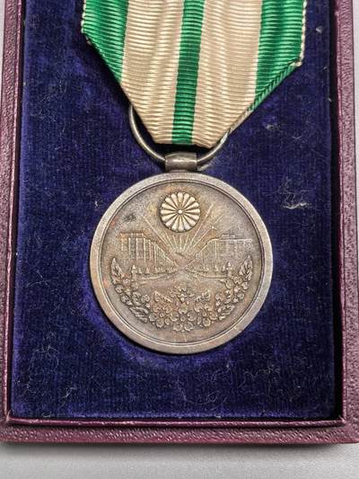 小驴勋章奖章收藏11月22日周六晚六点拍卖（珍爱和平，收藏战争，铭记历史，勿忘国耻，忠党爱国。有偿代拍，送拍规则在简介最后，参拍须阅读规则后再参拍，关系到运费包装发货时效真假辨别等关键信息，拍卖时不再发原图，看大图店主微信码在拍卖店铺介绍里） - 帝都复兴纪念章带盒，银质，上内衬完整可以自行粘回去