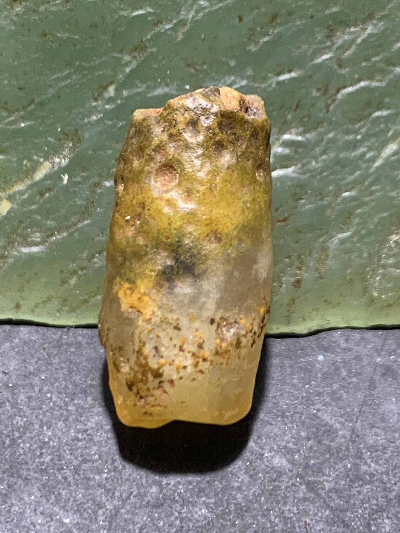 精美地表原皮阿拉善玛瑙糖心料管状筋脉石原石一颗，