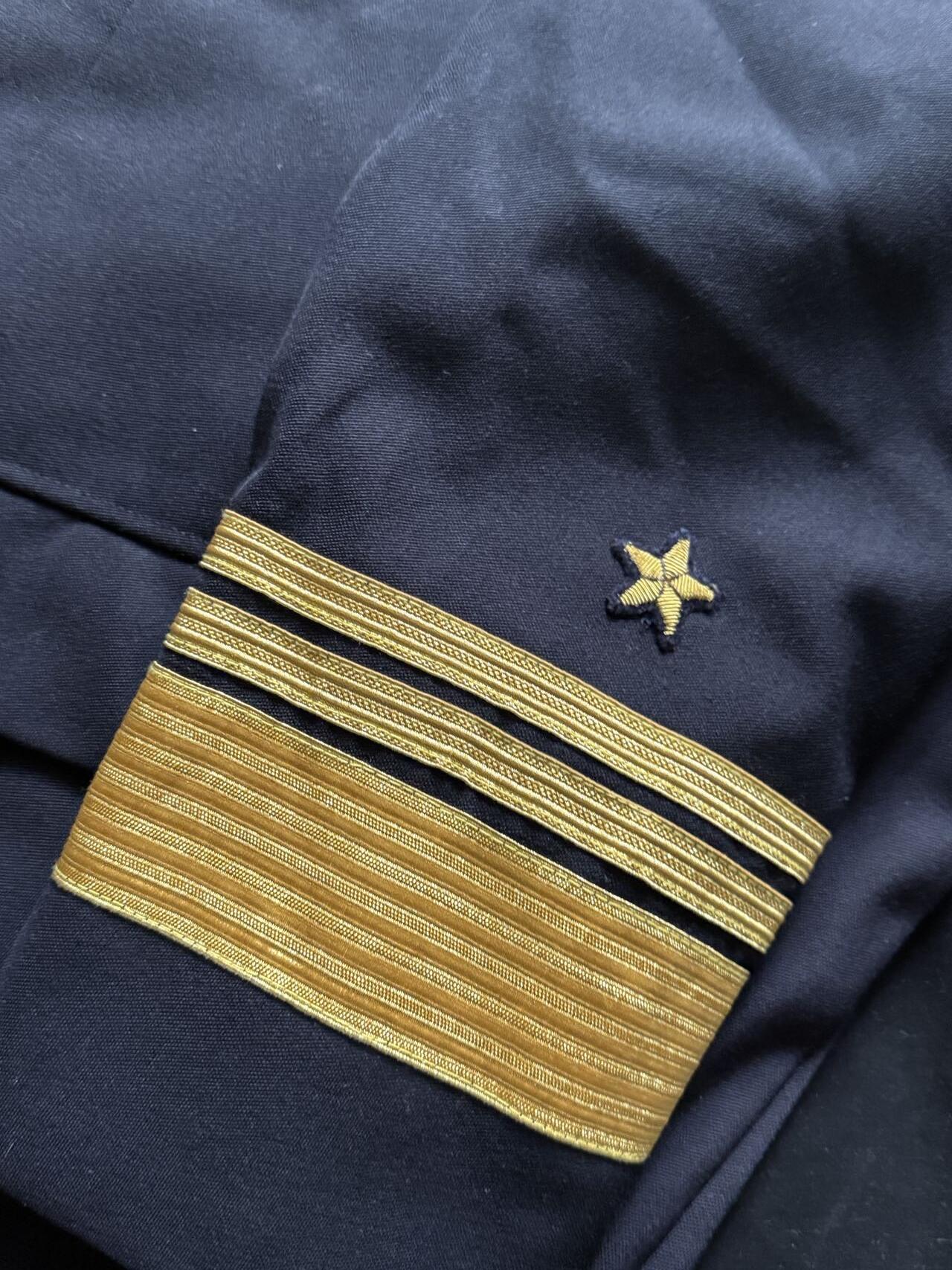 戎马世界章牌大赏第108期 西德海军制服一套，官改将衣服裤子帽子一套，帽子为emd复刻