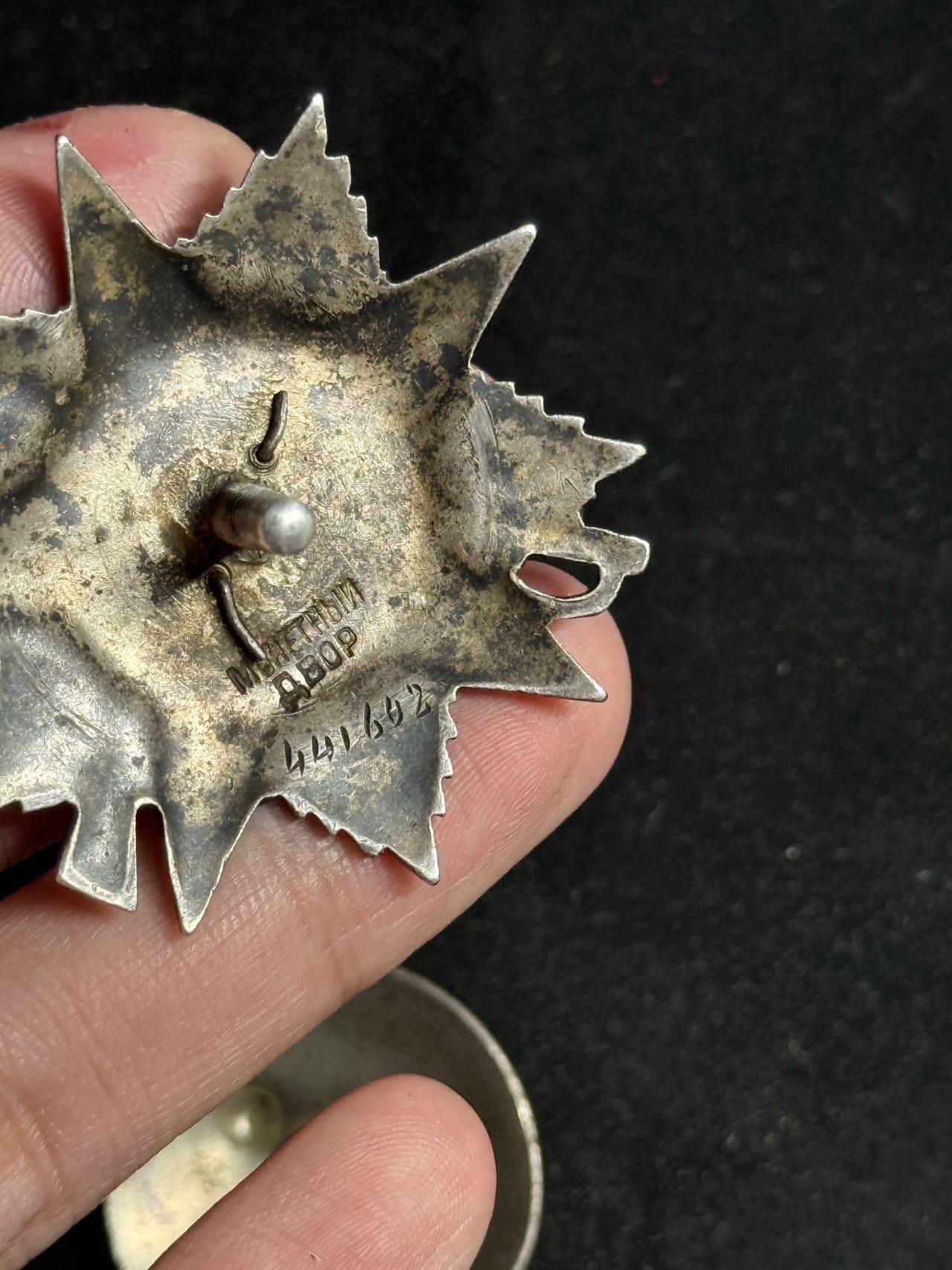 戎马世界章牌大赏第108期 苏联二级卫国战争勋章，档案已查，得主领导自己的排消灭58人，俘虏8人，在巷战中消灭15人，品相比较差，党徽后换，珐琅破损