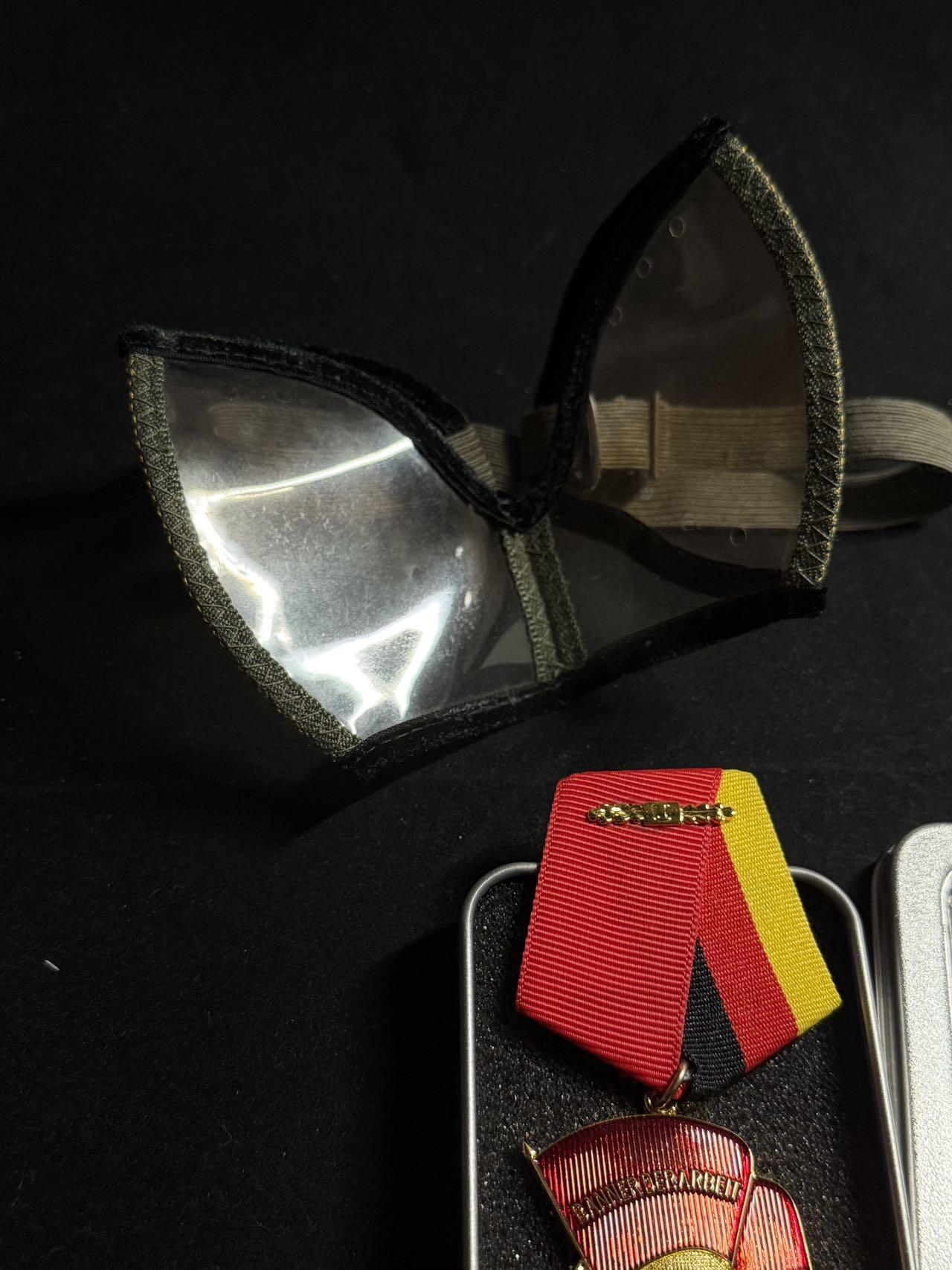 戎马世界章牌大赏第108期 德国原品M42风镜（详细见介绍）与东线复刻的一级劳动旗帜勋章