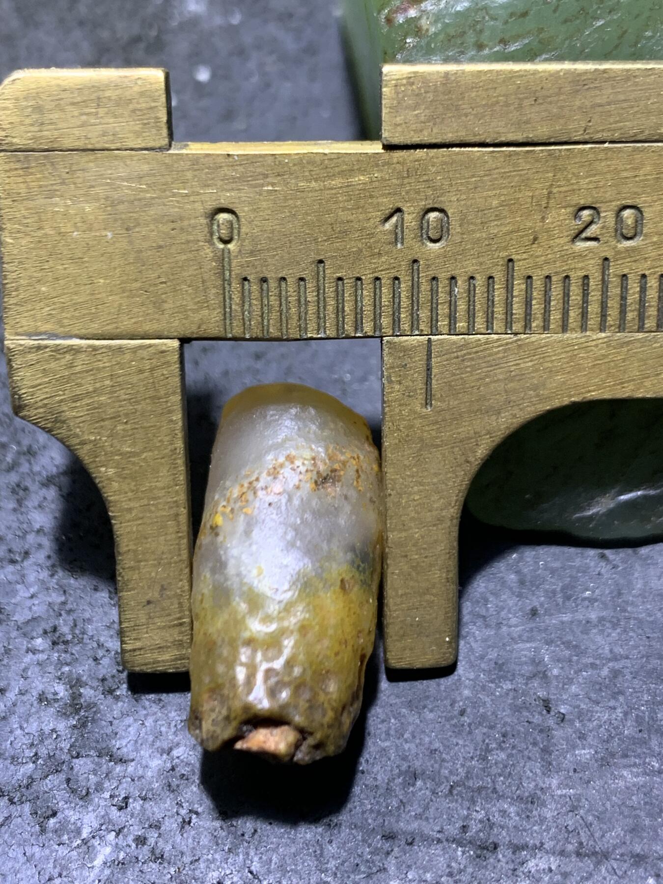 精美地表原皮阿拉善玛瑙糖心料管状筋脉石原石一颗，