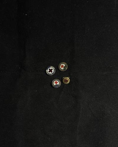 戎马世界章牌大赏第108期 - 日本红十字会小证章一组