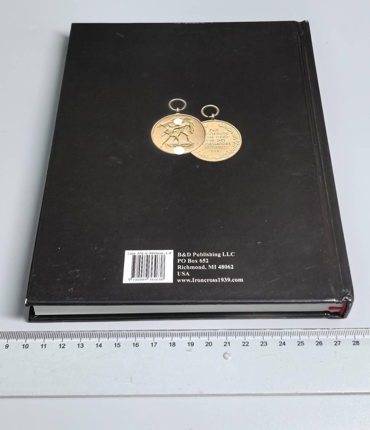 小驴勋章奖章收藏11月22日周六晚六点拍卖（珍爱和平，收藏战争，铭记历史，勿忘国耻，忠党爱国。有偿代拍，送拍规则在简介最后，参拍须阅读规则后再参拍，关系到运费包装发货时效真假辨别等关键信息，拍卖时不再发原图，看大图店主微信码在拍卖店铺介绍里） 《梅梅尔回归奖章》专业书籍，德章专家Scapini老师作品，非常牛逼的资料书，B&D PULISHING出版社，国际上最专业德章出版社