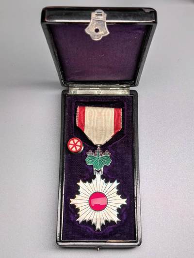 小驴勋章奖章收藏11月22日周六晚六点拍卖（珍爱和平，收藏战争，铭记历史，勿忘国耻，忠党爱国。有偿代拍，送拍规则在简介最后，参拍须阅读规则后再参拍，关系到运费包装发货时效真假辨别等关键信息，拍卖时不再发原图，看大图店主微信码在拍卖店铺介绍里） - 六等旭日章带盒带略，银质七宝烧