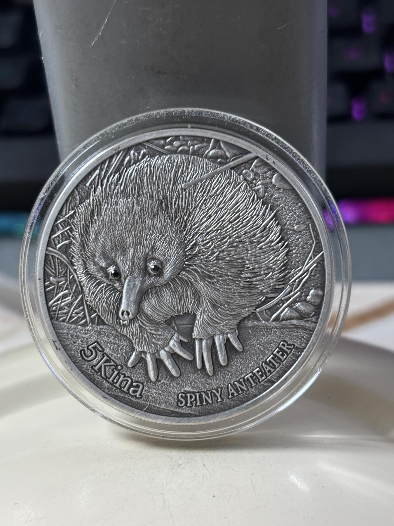 第182期拍卖 巴布亚新几内亚2012年动物针鼹食蚁兽镶黑钻石银币，999银，发行1000枚