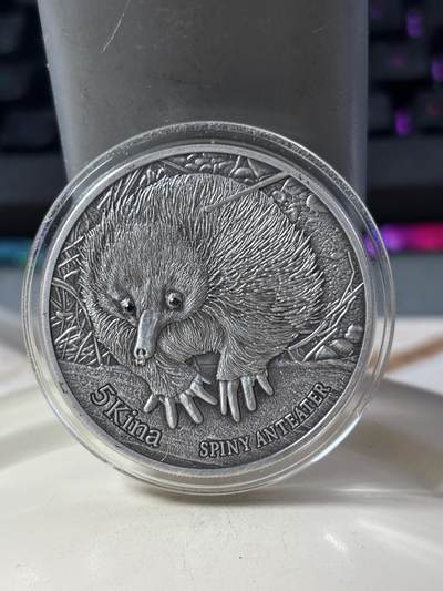 第182期拍卖 - 巴布亚新几内亚2012年动物针鼹食蚁兽镶黑钻石银币，999银，发行1000枚