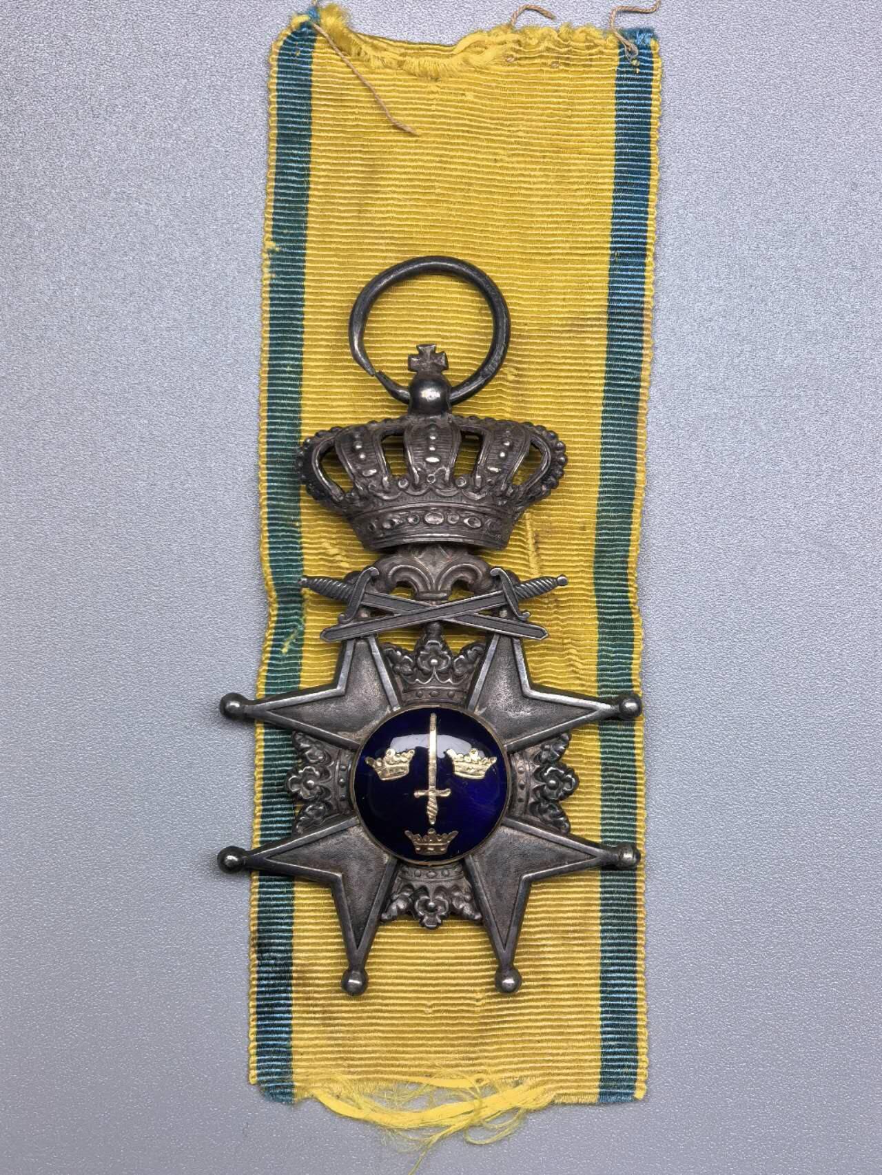 小驴勋章奖章收藏11月22日周六晚六点拍卖（珍爱和平，收藏战争，铭记历史，勿忘国耻，忠党爱国。有偿代拍，送拍规则在简介最后，参拍须阅读规则后再参拍，关系到运费包装发货时效真假辨别等关键信息，拍卖时不再发原图，看大图店主微信码在拍卖店铺介绍里） 瑞典骑士级宝剑勋章，背面替换钱币