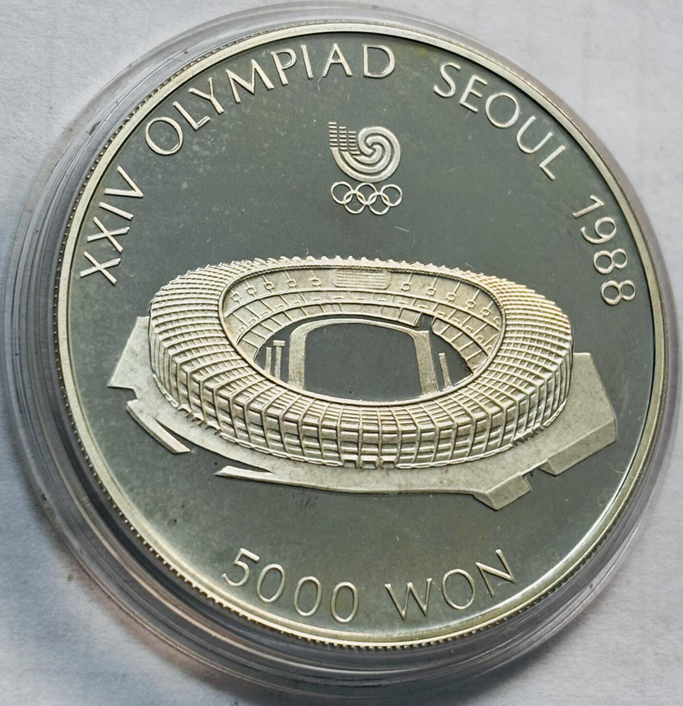 文馨钱币收藏第 282 场，【 长期接收代拍品】，加拿大老铜代用币，银币，德三系列场 全新韩国1988年5000元奥运会纪念精制银币 ，带壳子拍照，外壳花裂，银币完好无损