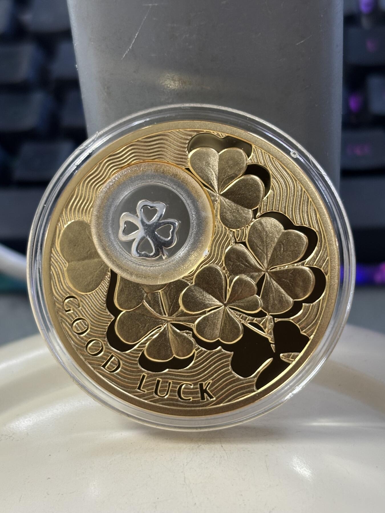 第182期拍卖 纽埃2013年幸运钱币系列镶嵌四叶草镂空镀金银币，925银，28.28克，发行22222枚