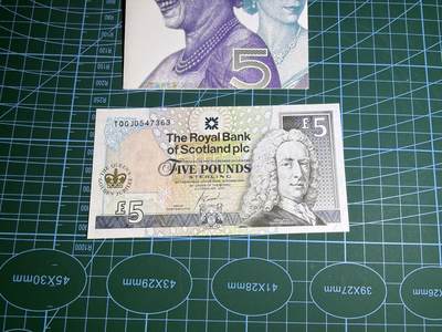 【炜奕收藏】，第五十一期 - 2002年苏格兰皇家银行5镑纪念钞，UNC-品相，局部压痕，带原装册