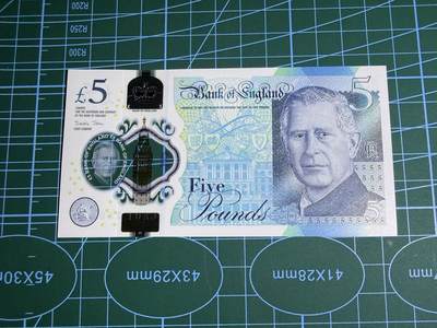 【炜奕收藏】，第五十一期 - 2024年英国5镑塑料钞查尔斯头像，UNC品相，CA01首发冠号码无47