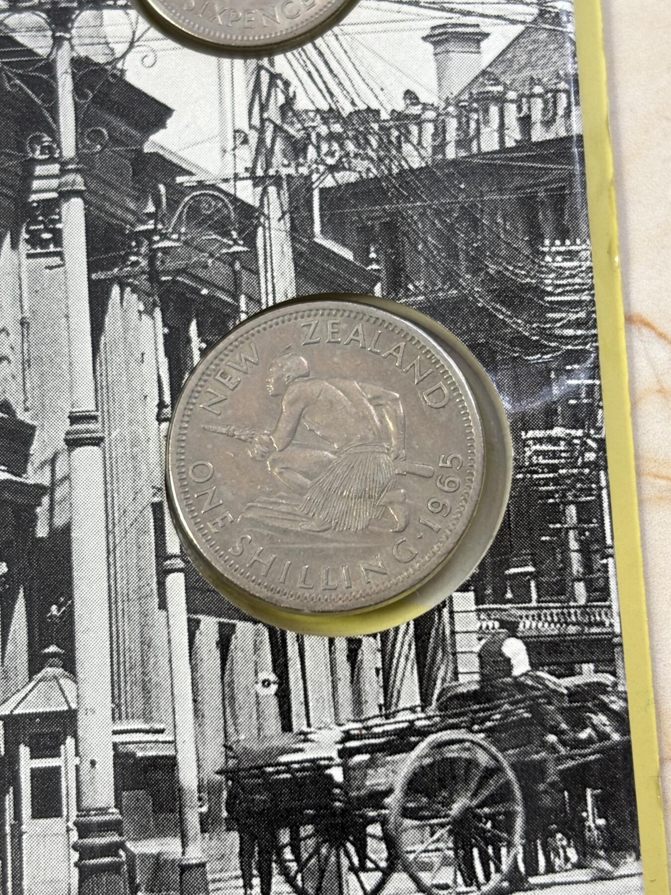 第182期拍卖 册装新西兰 1934-1983年 8枚精装套币 含3枚纪念银币，大银币含银925，重28.28克，1965年1先令的含500银，5.65克,1934年的含银500，1.41克