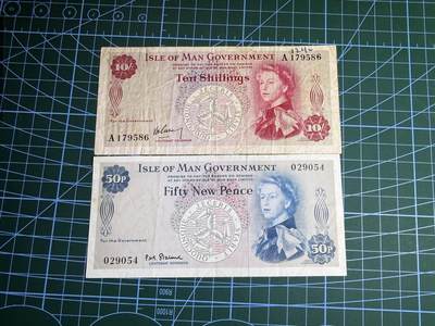 【炜奕收藏】，第五十一期 - 马恩岛10先令&50便士两张，品相如图，戎装女王像