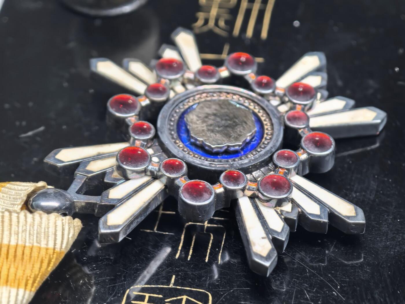 小驴勋章奖章收藏11月22日周六晚六点拍卖（珍爱和平，收藏战争，铭记历史，勿忘国耻，忠党爱国。有偿代拍，送拍规则在简介最后，参拍须阅读规则后再参拍，关系到运费包装发货时效真假辨别等关键信息，拍卖时不再发原图，看大图店主微信码在拍卖店铺介绍里）