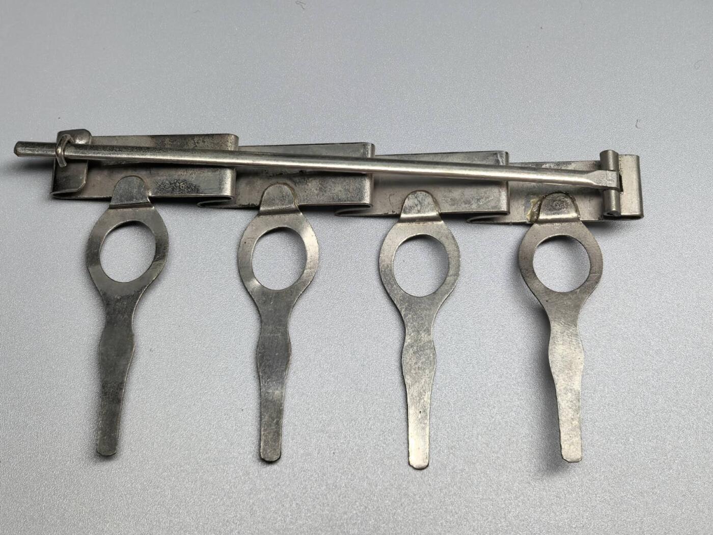 小驴勋章奖章收藏11月22日周六晚六点拍卖（珍爱和平，收藏战争，铭记历史，勿忘国耻，忠党爱国。有偿代拍，送拍规则在简介最后，参拍须阅读规则后再参拍，关系到运费包装发货时效真假辨别等关键信息，拍卖时不再发原图，看大图店主微信码在拍卖店铺介绍里） 日本战时钢制四连挂，第一个挂胶粘修补