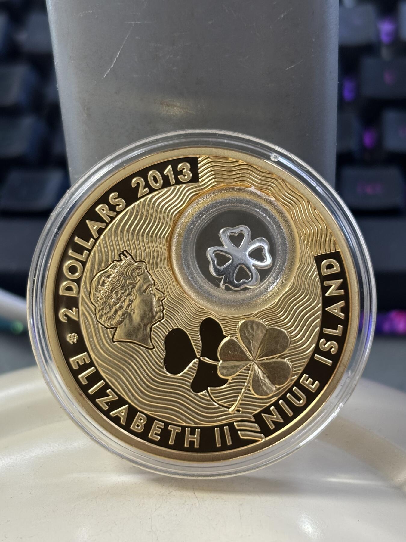 第182期拍卖 纽埃2013年幸运钱币系列镶嵌四叶草镂空镀金银币，925银，28.28克，发行22222枚