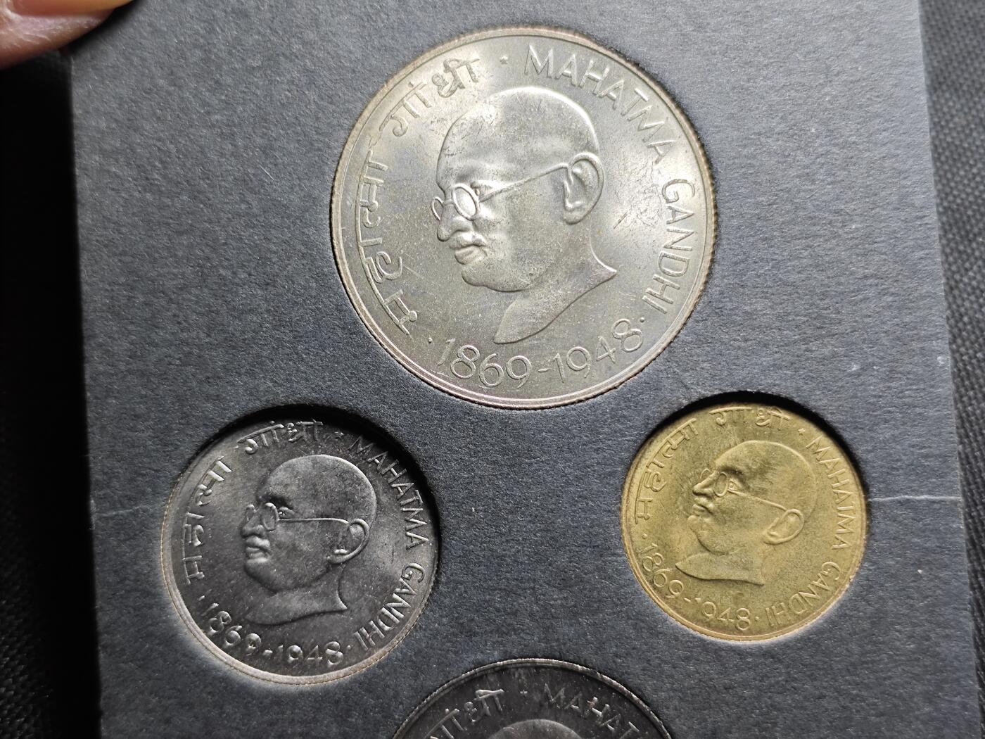 KK钱币收藏小铺 （套币 好品/批量散币 银币）专场  2月预留时间 周末发货  1948印度大小面值清年 甘地纪念套币 带一枚银币 官方原套册 册坏了