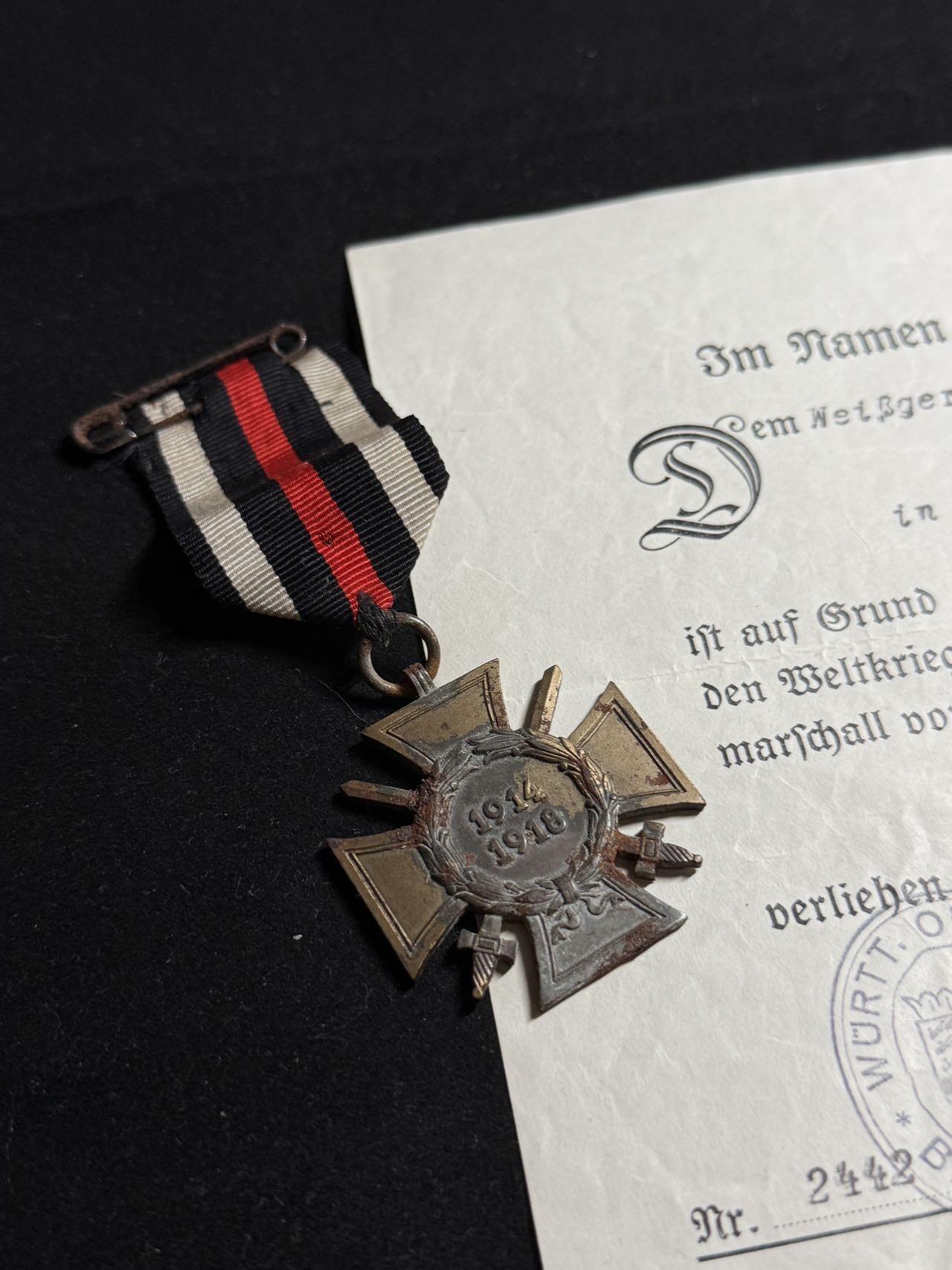 戎马世界章牌大赏第108期 德国兴登堡奖章，带证书，带剑版，右下角那枚疑似复刻