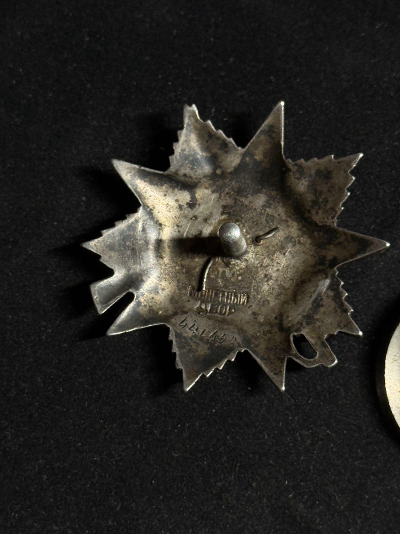 戎马世界章牌大赏第108期 苏联二级卫国战争勋章，档案已查，得主领导自己的排消灭58人，俘虏8人，在巷战中消灭15人，品相比较差，党徽后换，珐琅破损