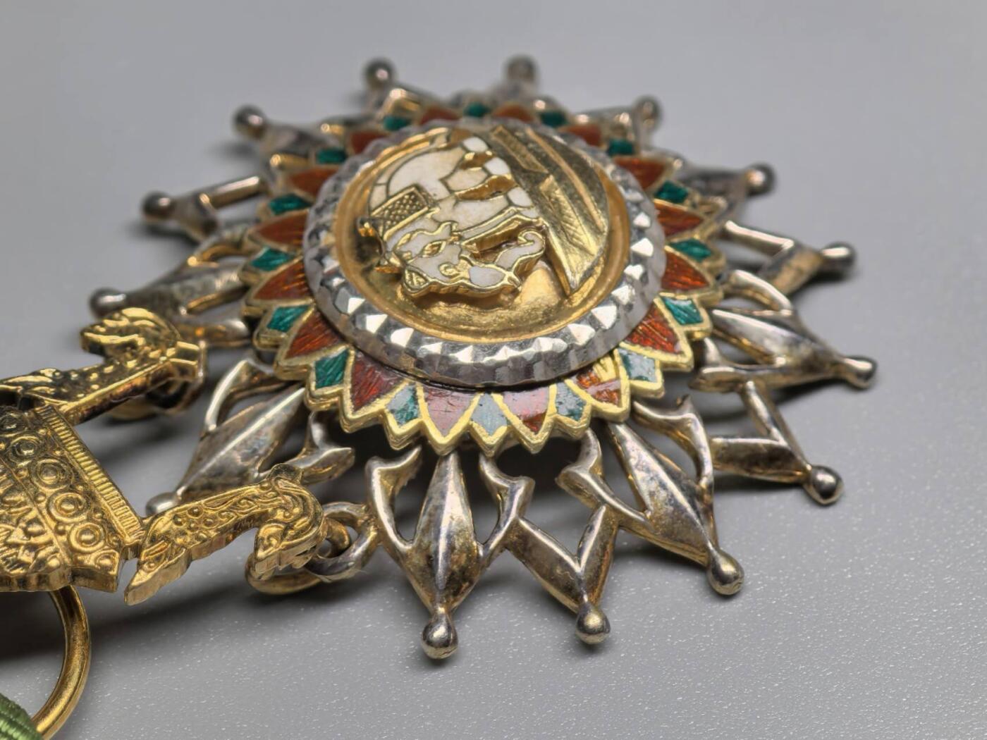 小驴勋章奖章收藏11月22日周六晚六点拍卖（珍爱和平，收藏战争，铭记历史，勿忘国耻，忠党爱国。有偿代拍，送拍规则在简介最后，参拍须阅读规则后再参拍，关系到运费包装发货时效真假辨别等关键信息，拍卖时不再发原图，看大图店主微信码在拍卖店铺介绍里） 泰国白象勋章带盒