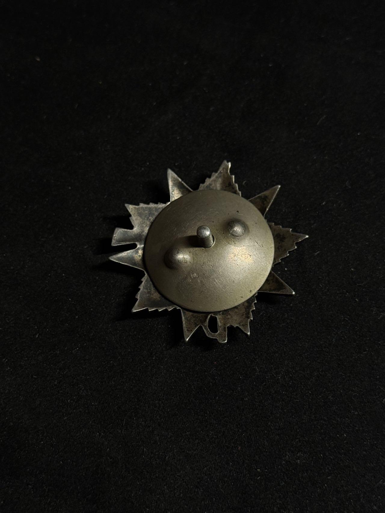 戎马世界章牌大赏第108期 苏联二级卫国战争勋章，档案已查，得主领导自己的排消灭58人，俘虏8人，在巷战中消灭15人，品相比较差，党徽后换，珐琅破损