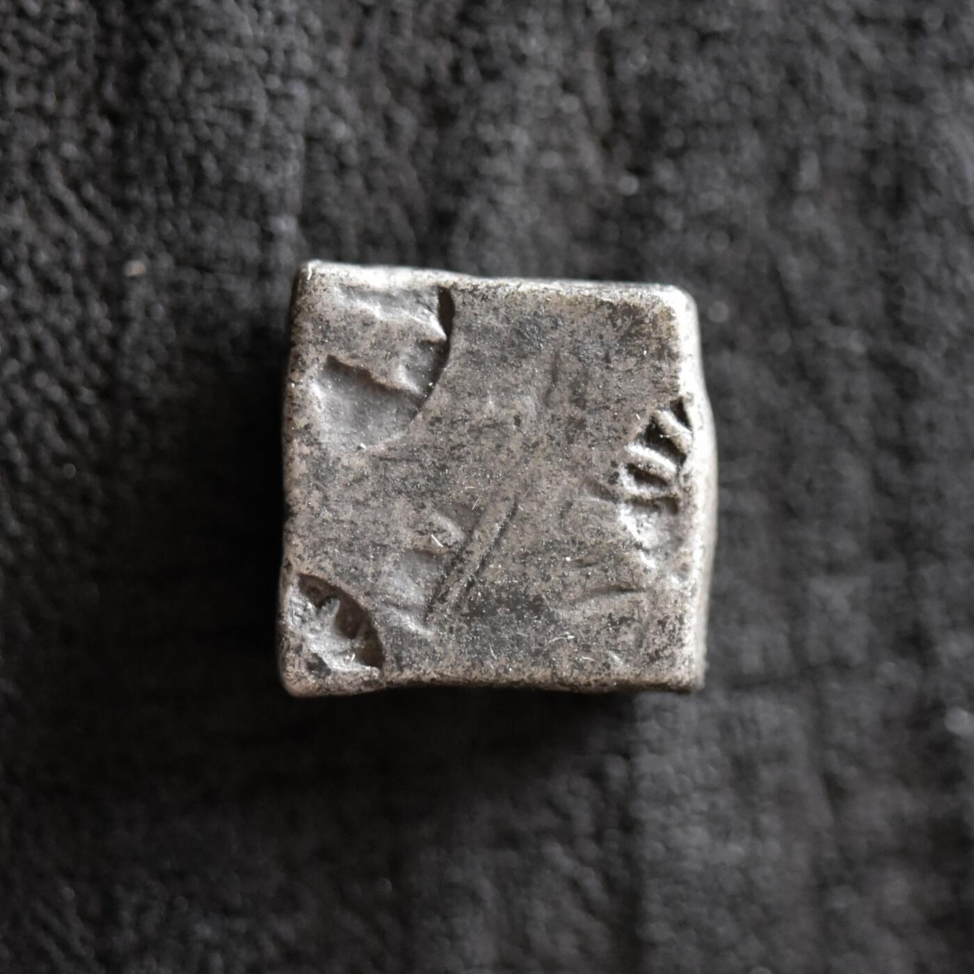 【良泉】第42期【自动场】12月4日晚19.30点开拍！99枚域外古代钱币专场  【藏家出品A】公元前3-2世纪【古印度】孔雀-巽加王朝 1卡夏帕银币，3.15克