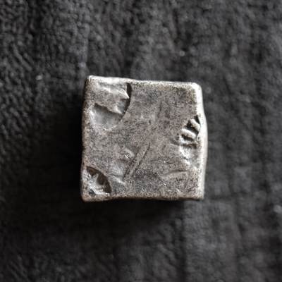 【良泉】第42期【自动场】12月4日晚19.30点开拍！99枚域外古代钱币专场  - 【藏家出品A】公元前3-2世纪【古印度】孔雀-巽加王朝 1卡夏帕银币，3.15克