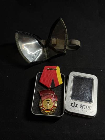 戎马世界章牌大赏第108期 - 德国原品M42风镜（详细见介绍）与东线复刻的一级劳动旗帜勋章