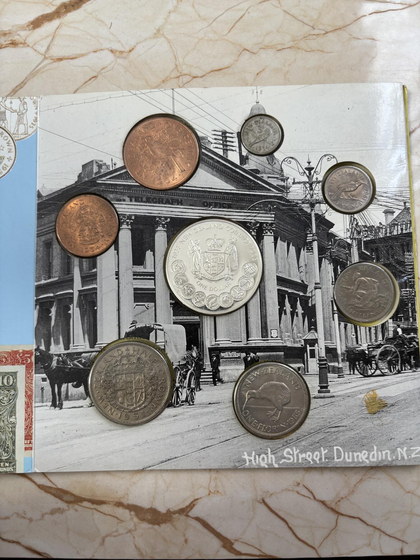 第182期拍卖 册装新西兰 1934-1983年 8枚精装套币 含3枚纪念银币，大银币含银925，重28.28克，1965年1先令的含500银，5.65克,1934年的含银500，1.41克