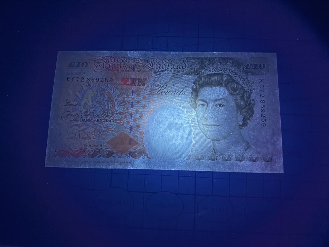 【炜奕收藏】，第五十一期 英国E序列初版数字版10镑，UNC-品相，边缘轻微潮斑